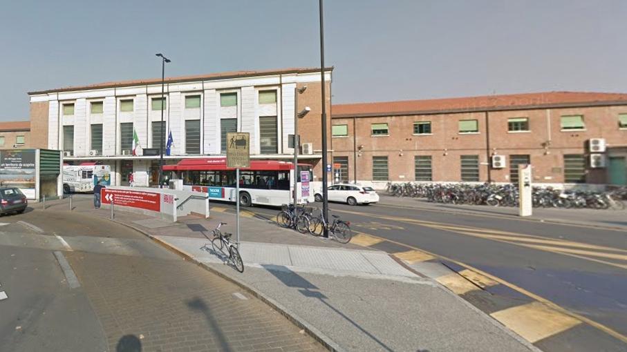 Prende a sassate il bus in stazione: corsa bloccata e passeggeri a terra