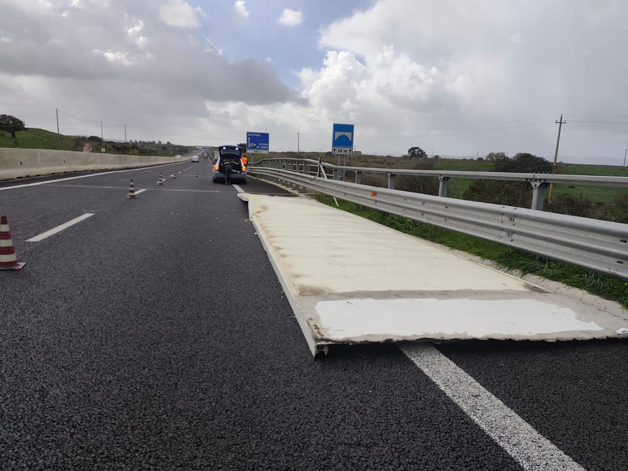 Maltempo, paura sulla Sassari – Olbia: un articolato scoperchiato dalle raffiche di vento – VIDEO