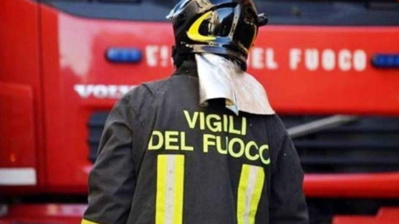 Vigili del fuoco in azione (Foto di repertorio)