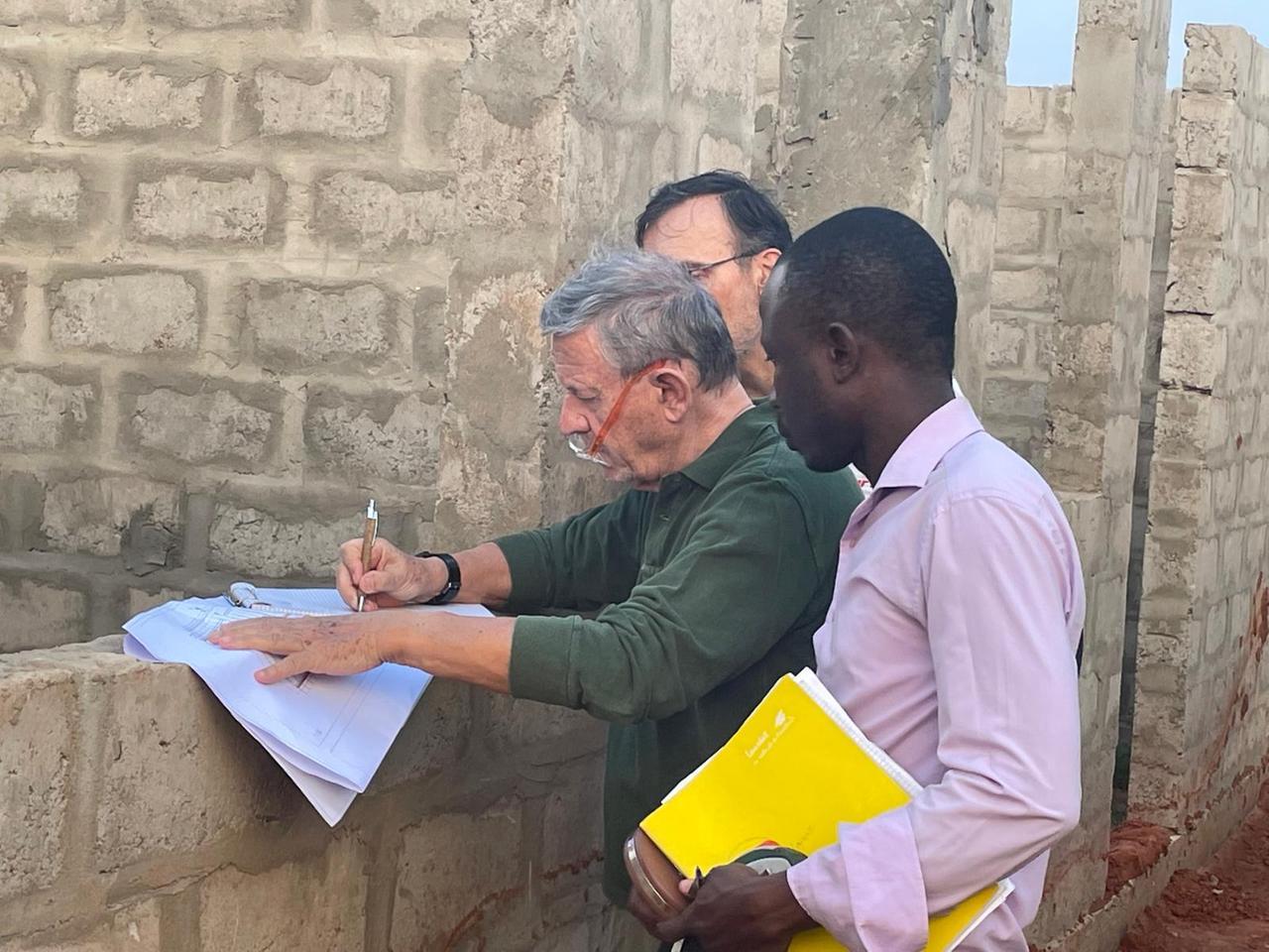 Il dentista di Novellara che ogni vanno va in Ghana per costruire un orfanotrofio. L’appello: «Servono volontari elettricisti e idraulici per fare gli impianti»