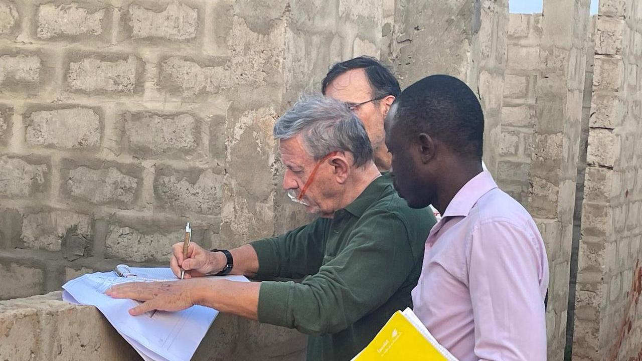 Il dentista di Novellara che ogni vanno va in Ghana per costruire un orfanotrofio. L’appello: «Servono volontari elettricisti e idraulici per fare gli impianti»