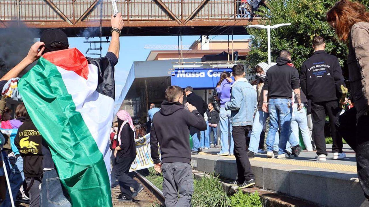 
	Un momento della manifestazione a sostegno di Gaza: il corteo partito da Massa era arrivato fino alla stazione

