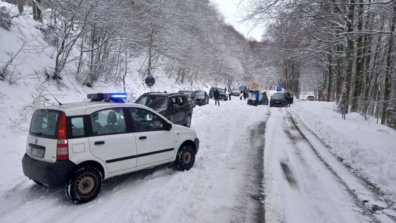 
	Le macchine bloccate sulla Sp 122 (foto Facebook - Comune di Santa Fiora)

