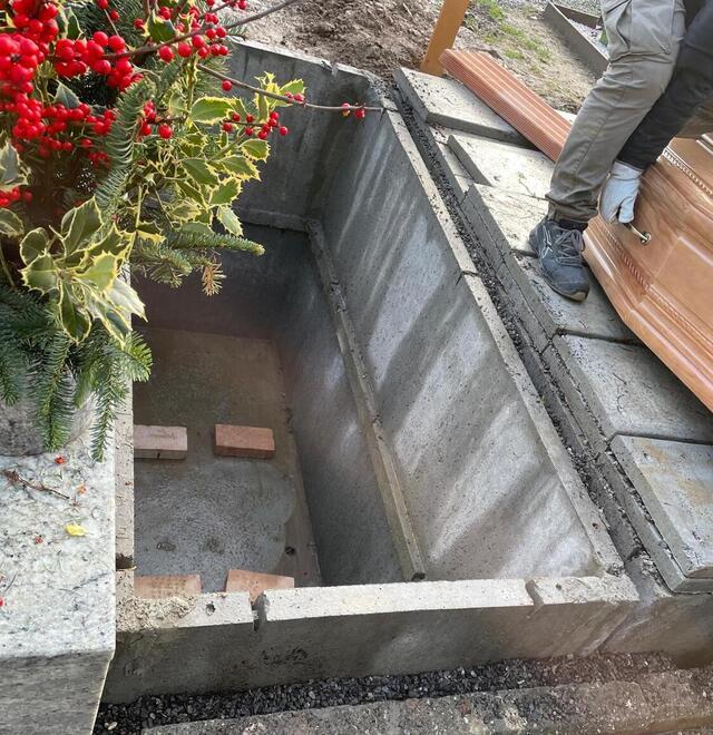 Paganico, la tomba è più corta della bara: salta la tumulazione del defunto 