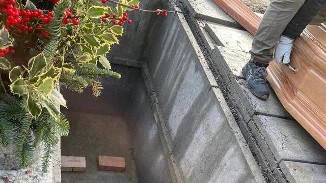 Paganico, la tomba è più corta della bara: salta la tumulazione del defunto<br type="_moz" />