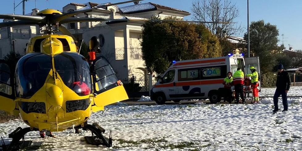 Argenta, si accascia davanti agli amici: salvato dal massaggio cardiaco