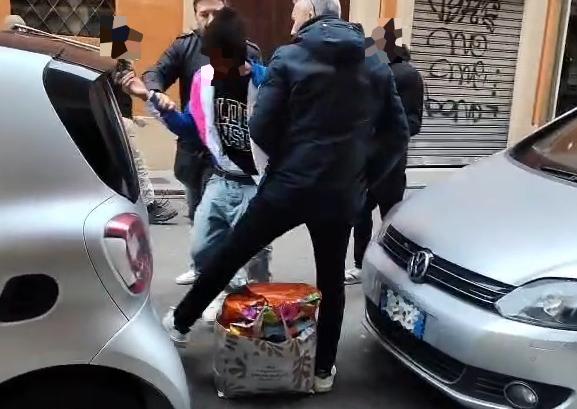 Ruba vestiti da H&M, inseguito e bloccato in centro: «Non avevo niente da mettermi»