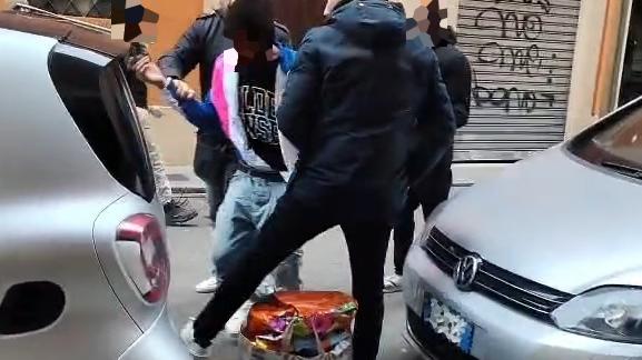 Ruba vestiti da H&M, inseguito e bloccato in centro: «Non avevo niente da mettermi»