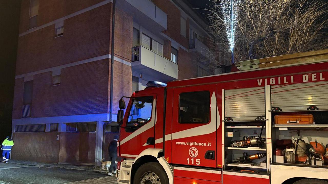 L'intervento dei vigili del fuoco in viale Italia a Pontedera (foto Stick)