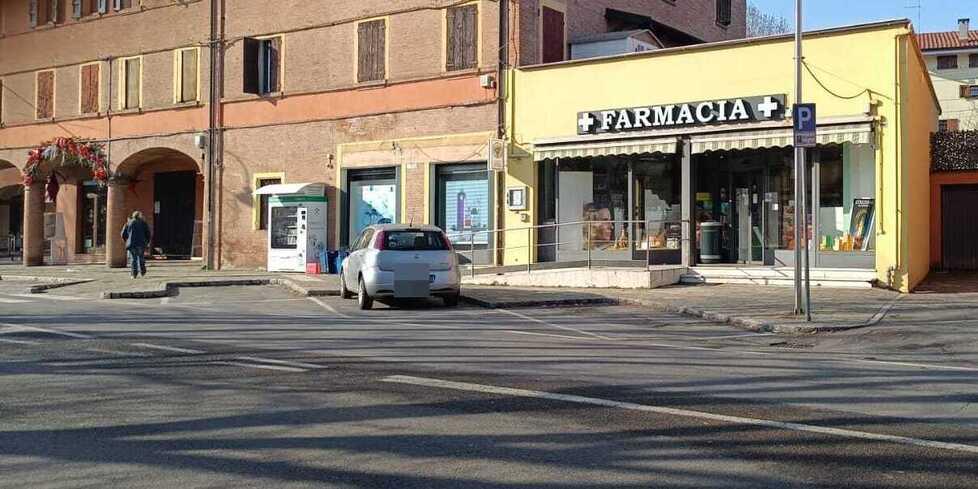 Chiude il negozio e la rapinano: «Sono scappati con la mia borsa»