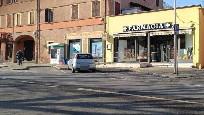 Chiude il negozio e la rapinano: «Sono scappati con la mia borsa»