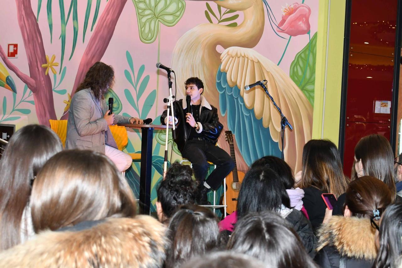 EroCaddeo di X Factor entusiasma i suoi fan ai Petali