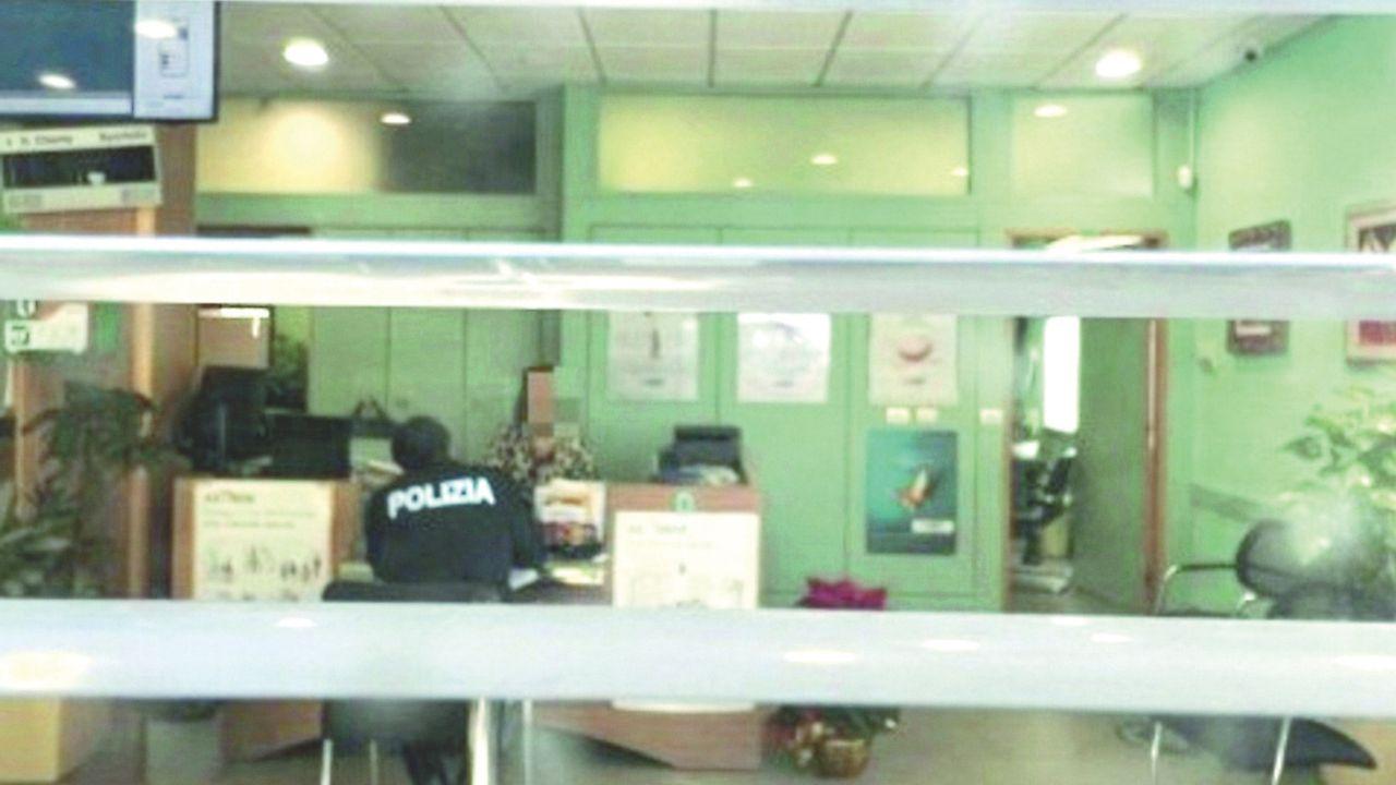 I poliziotti all’interno della filiale per i rilievi