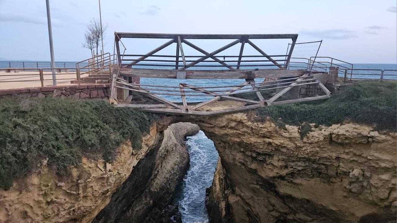 Troppo vento, viene giù il ponticello a Porto Torres