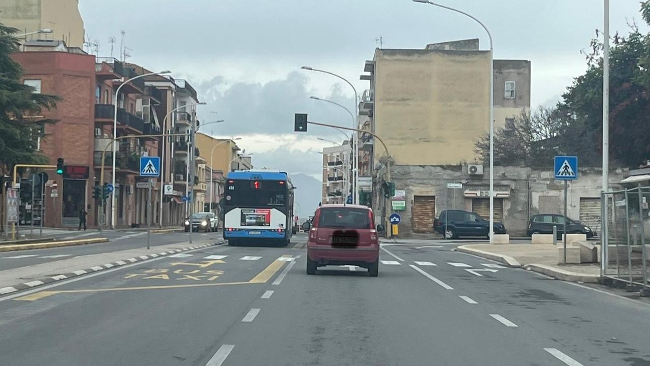 Auto attraversa l’incrocio con il semaforo rosso: tre feriti nello schianto