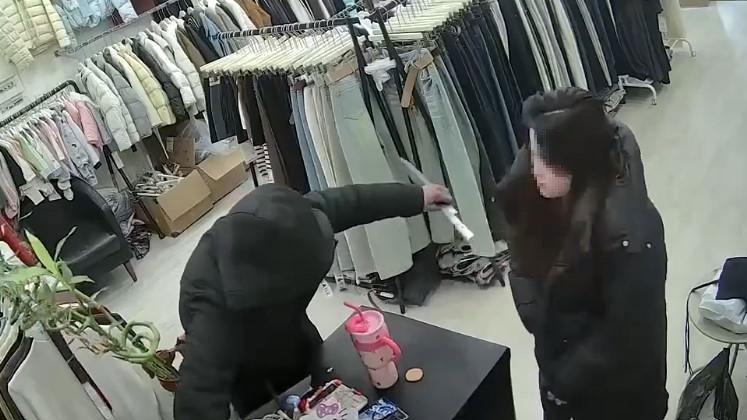 Il rapinatore nel negozio di abbigliamento a Prato