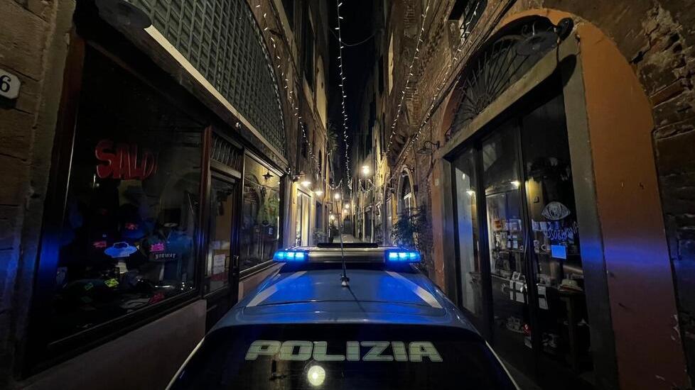 Una volante della polizia in centro storico a Lucca (archivio)