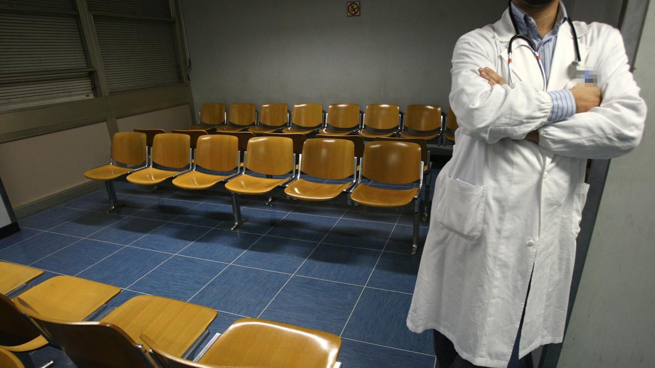 Tre medici di base in pensione nel 2026, si apre un’altra falla nella sanità