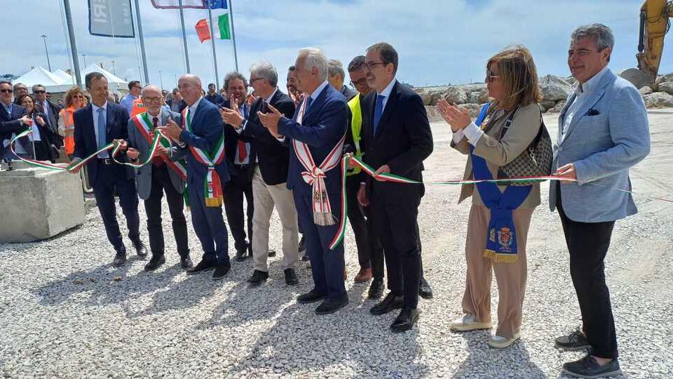 Un momento della posa della prima pietra della Darsena Europa il 12 maggio 2025: al centro il presidente Eugenio Giani con le autorità