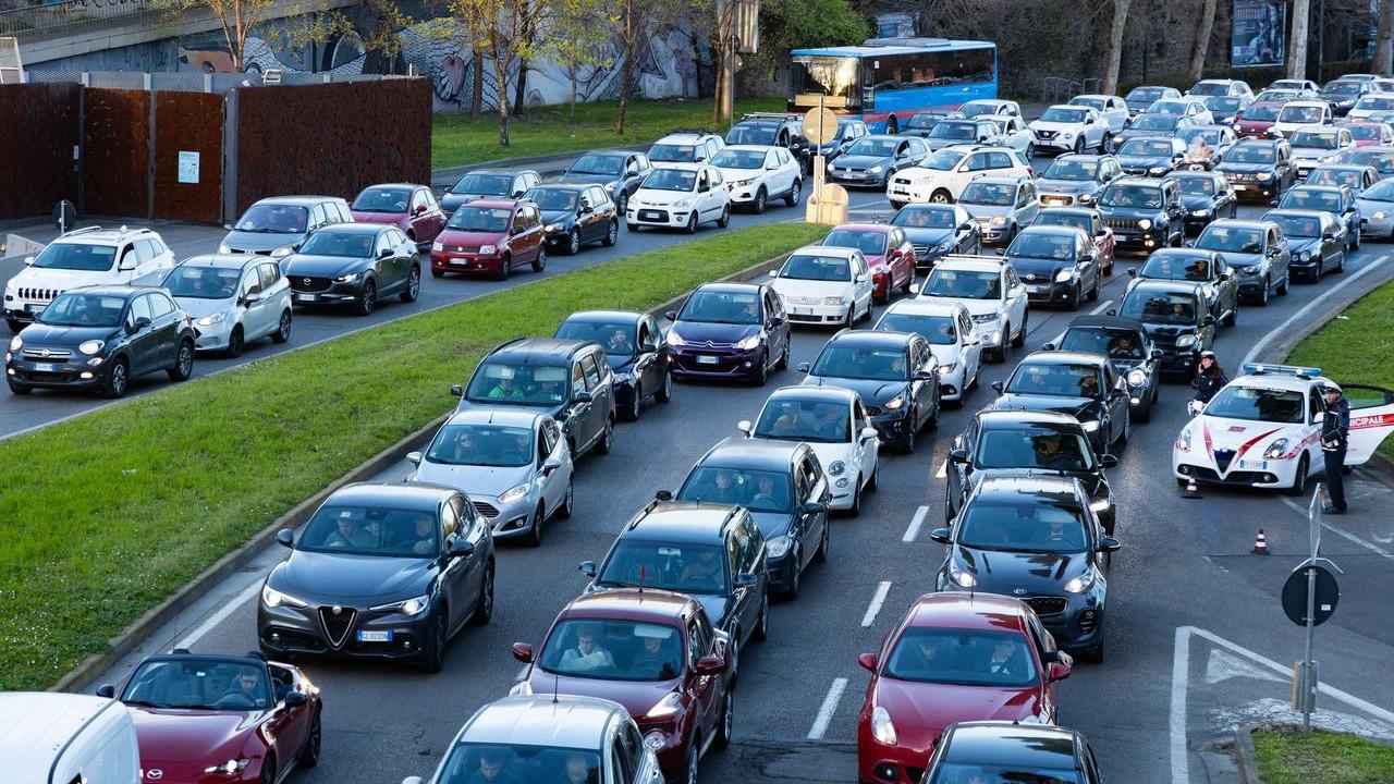 Il traffico sui viali a Firenze (foto d'archivio)
