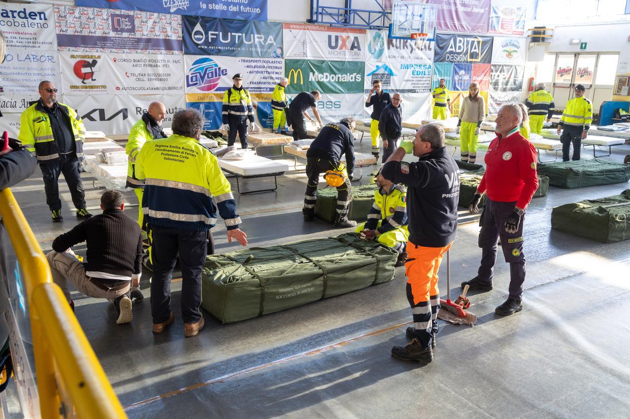 Ferrara, sfollati al Palapalestre dopo il rogo al Grattacielo