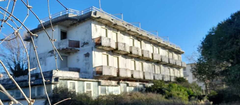 
	L'albergo Maestrale sulla curva che porta da Marina di Carrara a Marinella

