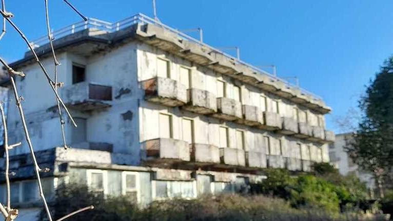 L'albergo Maestrale sulla curva che porta da Marina di Carrara a Marinella