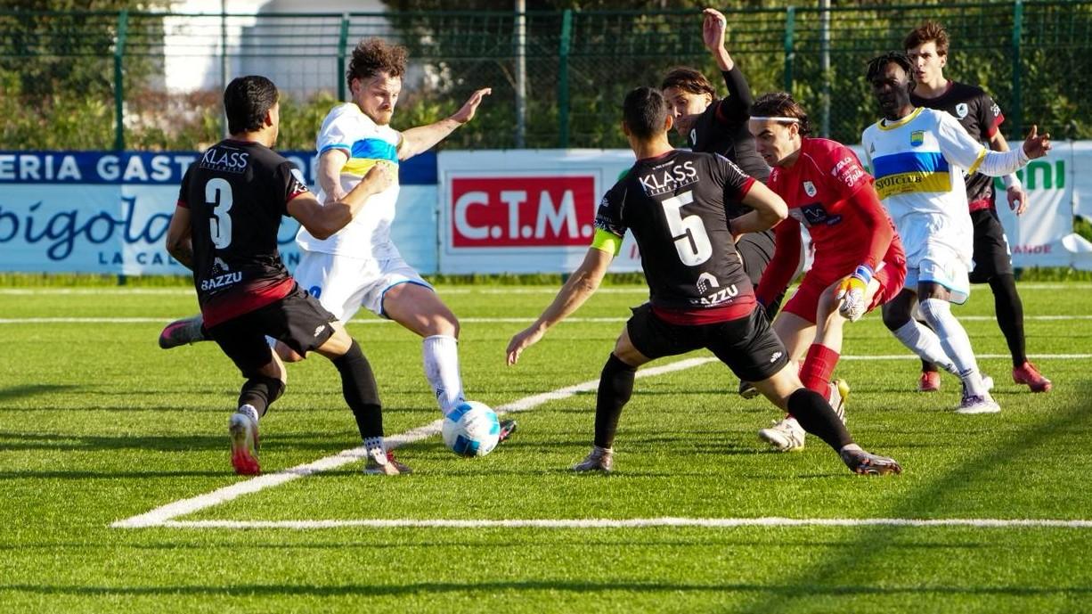 Una immagine della partita tra Budoni e Ischia