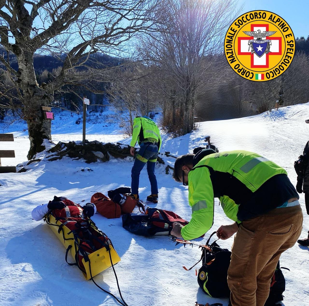 Cade sulla neve nei pressi del lago Calamone, 50enne soccorso
