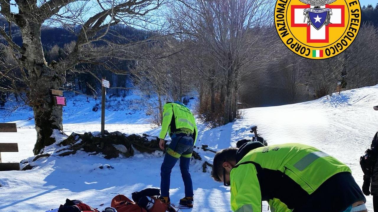 Cade sulla neve nei pressi del lago Calamone, 50enne soccorso