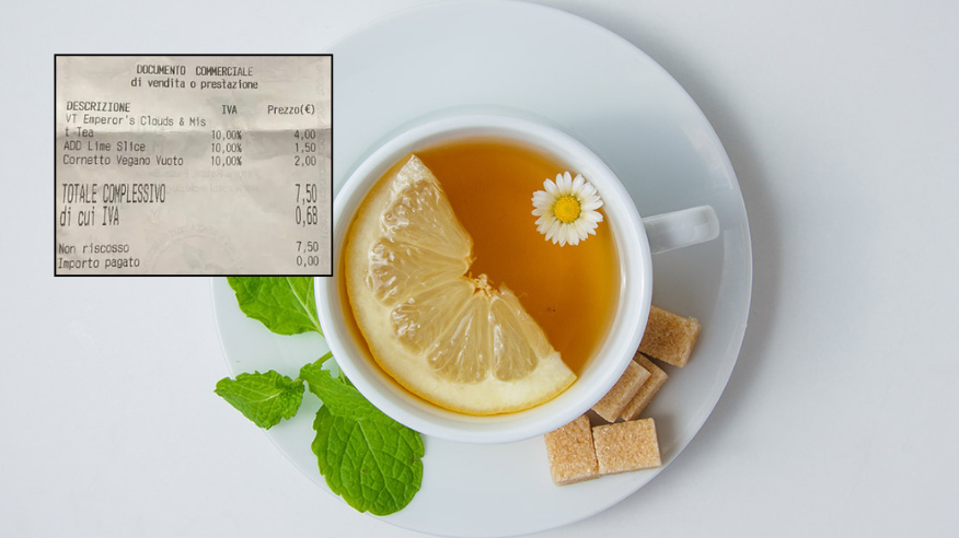 Sullo scontrino 1,50 euro per una fetta di limone nel tè: scoppia la polemica