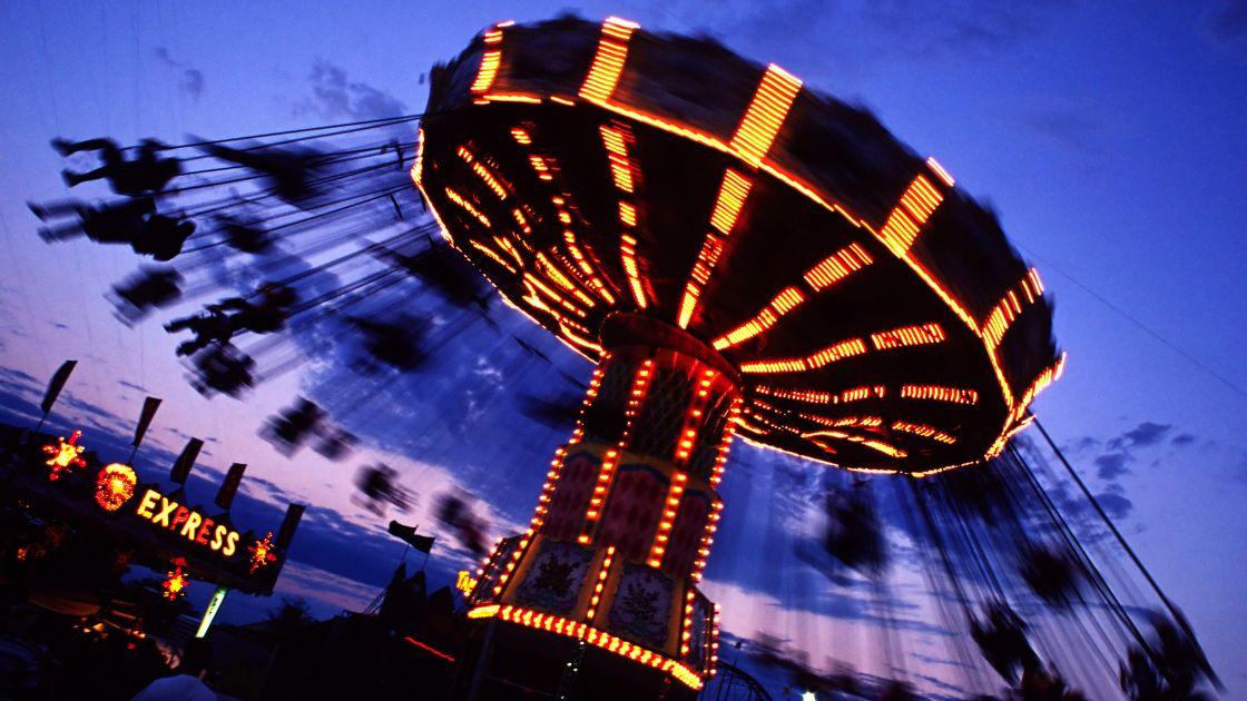 La scena all'interno di un Luna Park