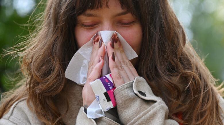 Influenza, con la variante K tosse e stanchezza fino 20 giorni e sintomi depressivi: ecco perché