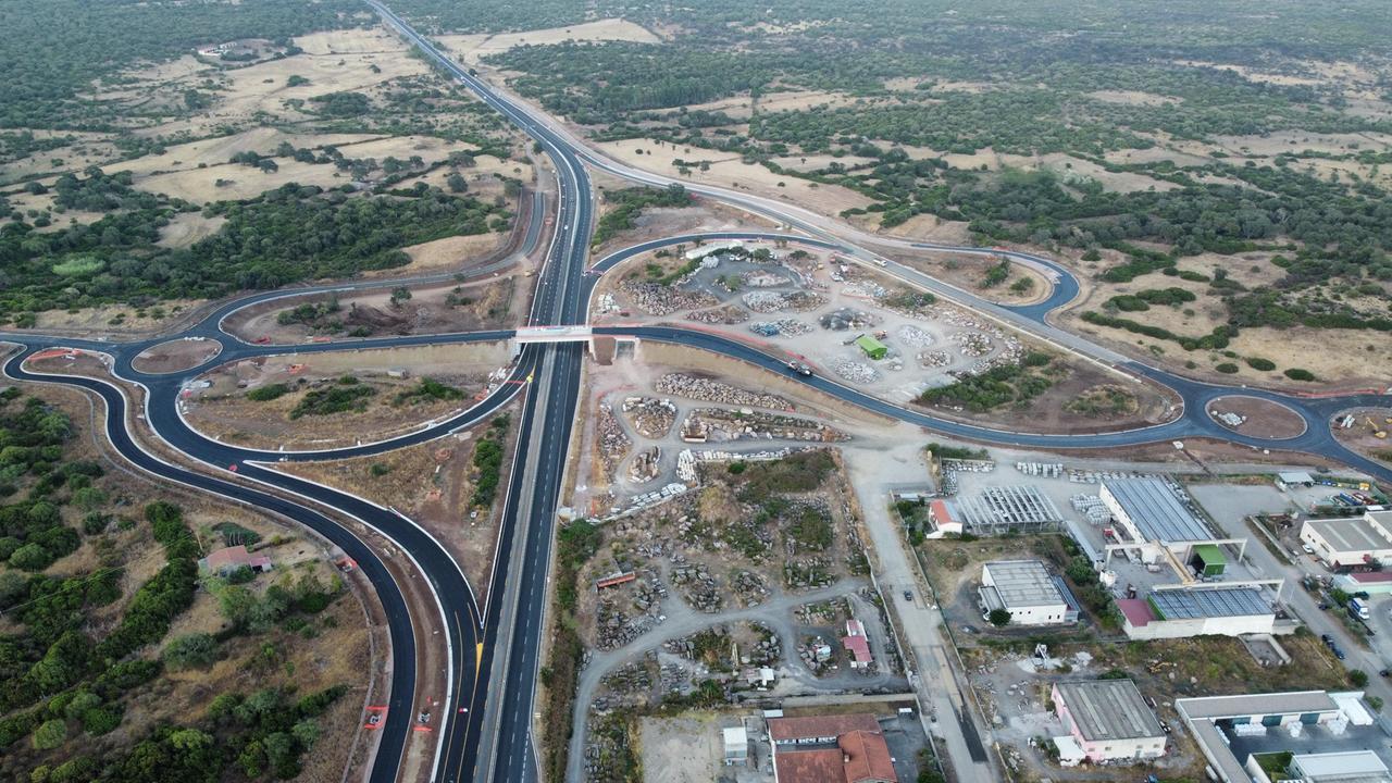 Chiude un tratto della 131 per lavori: rallentamenti per 10 giorni e percorso alternativo