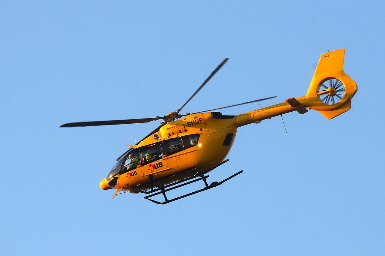 Cerreto Laghi, nella neve con calzature inadatte: cade e si frattura. Soccorso in elicottero