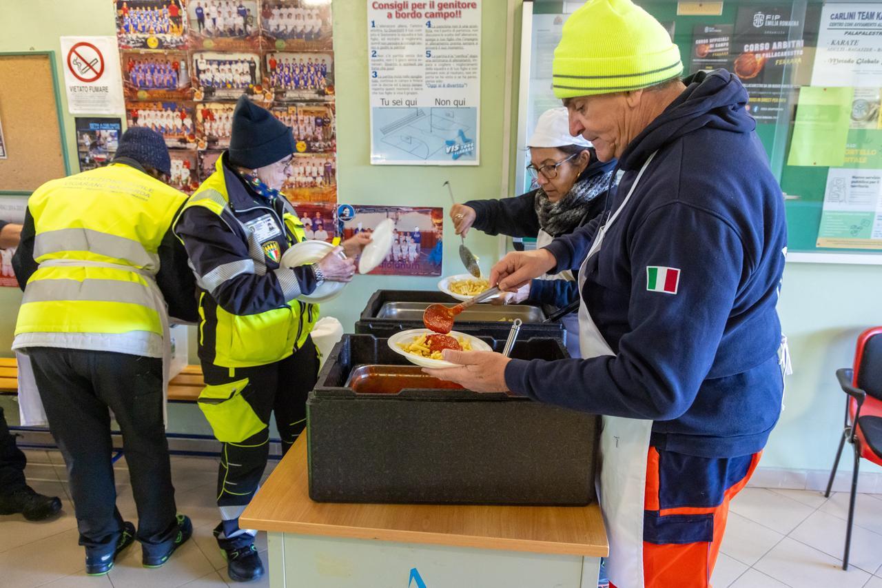 Rogo al Grattacielo di Ferrara, un’ottantina di persone al Palapalestre
