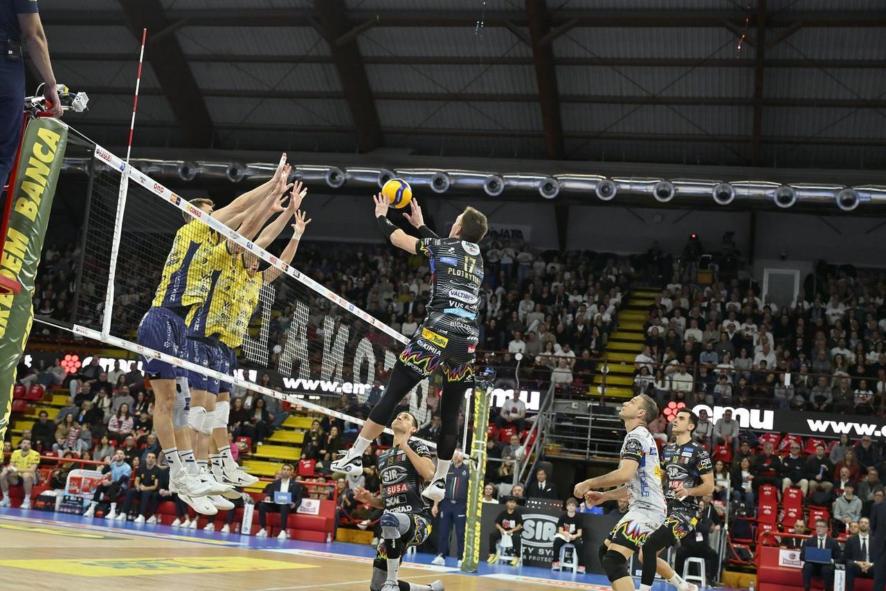 
	Un muro giallobl&ugrave; nello scatto di Modena Volley

