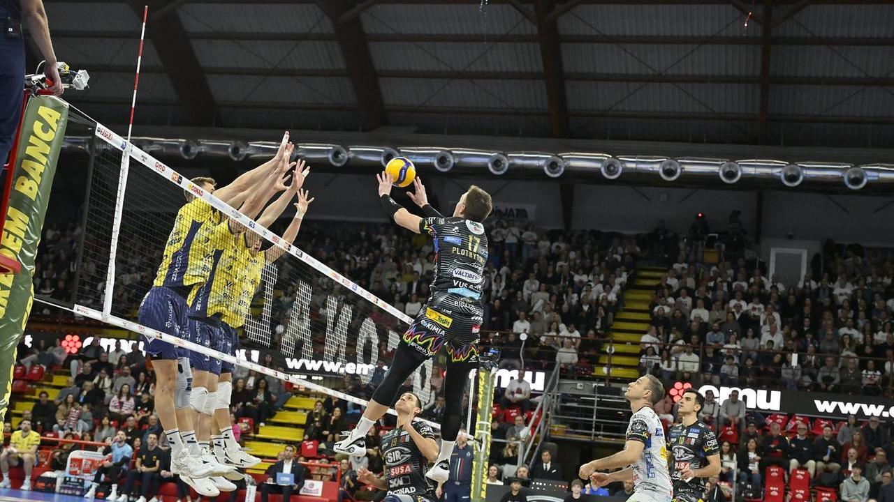 Un muro gialloblù nello scatto di Modena Volley