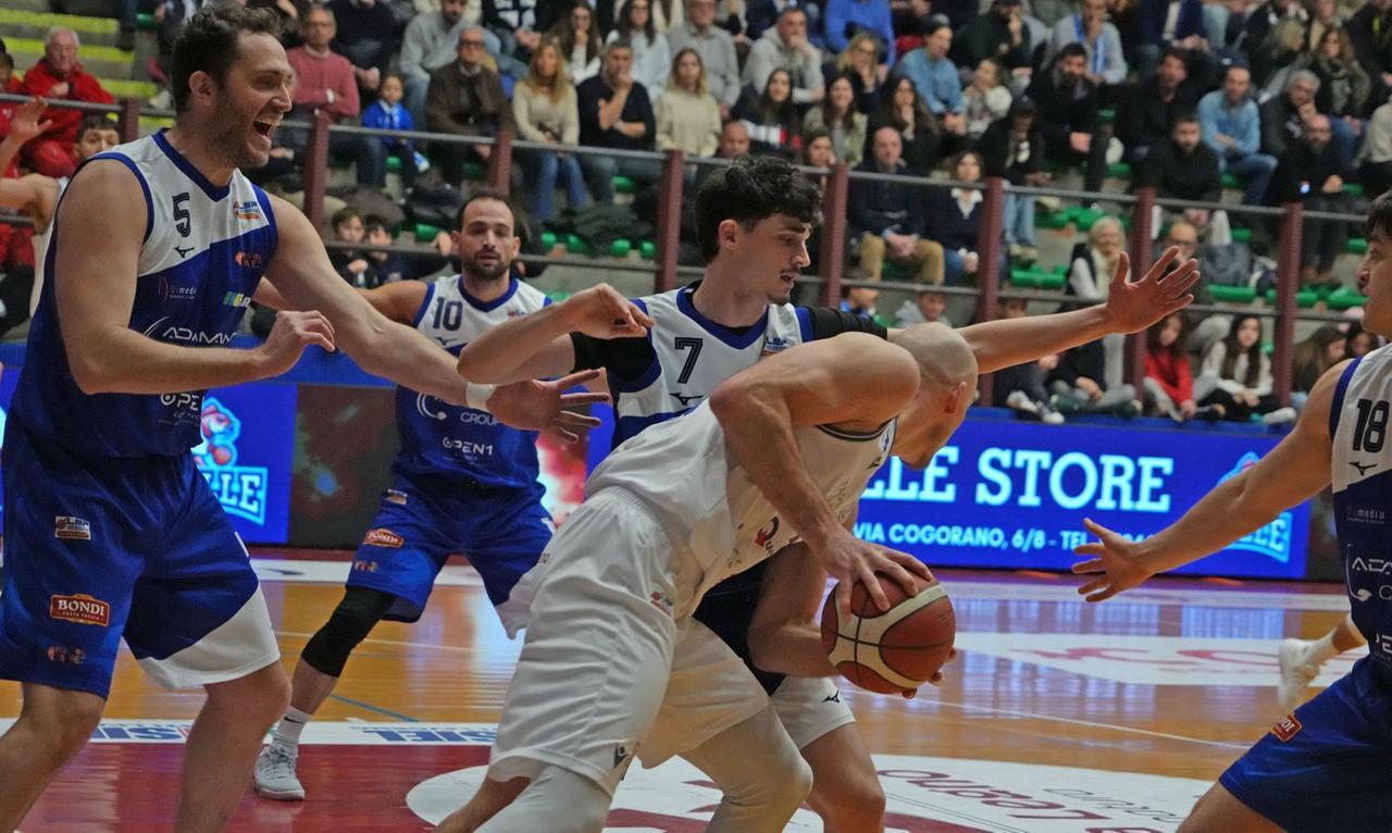 Troppa Livorno per l’Adamant. Ferrara fatica a segnare e resta sempre sotto