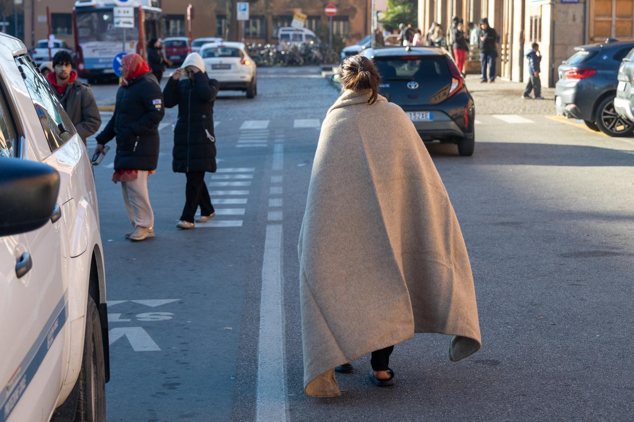 Ferrara, le voci degli sfollati: «Sulle scale ci siamo aiutati tutti»