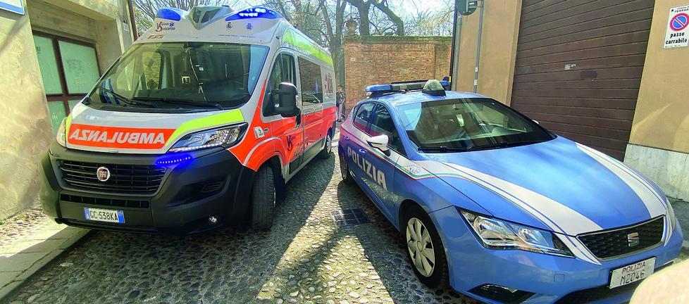 Ferrara, ventenne accoltellato dopo il furto d’auto
