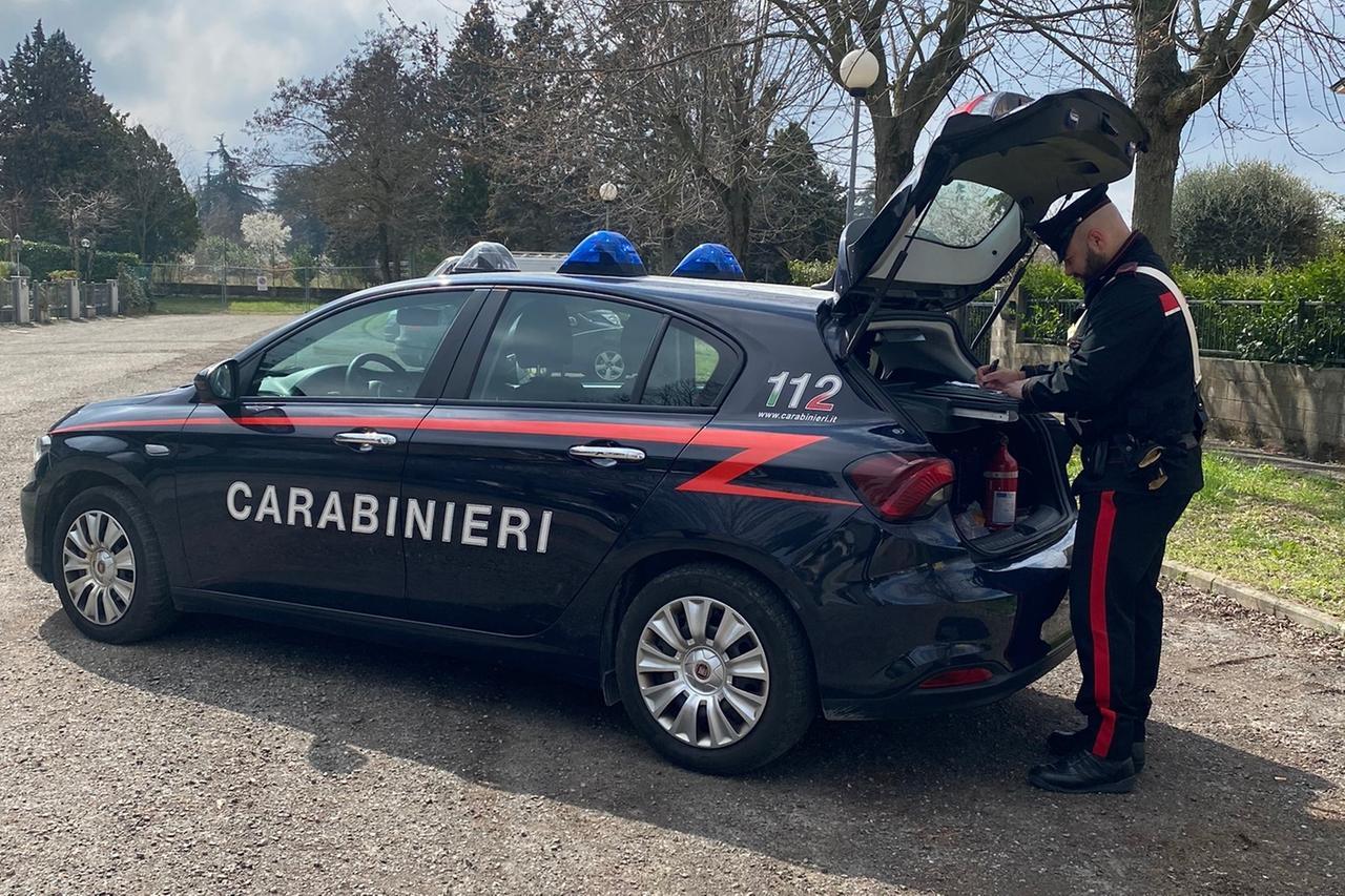 Butta a terra la moglie e cerca di violentarla, salvata dal figlio. L’uomo è stato arrestato