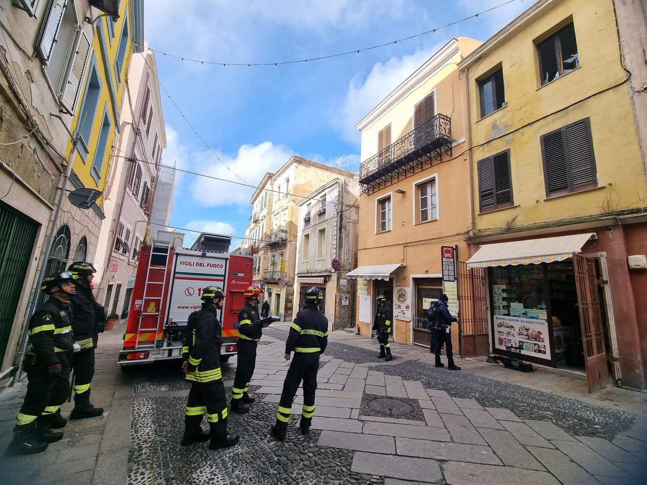 Sassari, vetri in frantumi dopo l’esplosione di un petardo: intervengono i vigili del fuoco