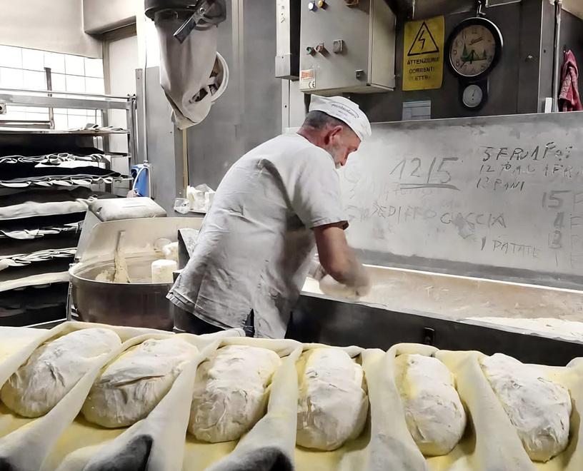 Il pane proprio come una volta i Paganelli di Sesto di Moriano lo cuociono nel forno a legna