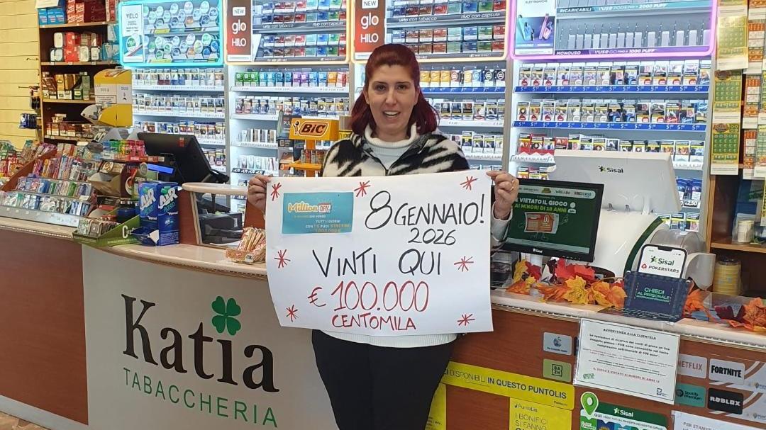 Katia Becchi con il cartello della vincita