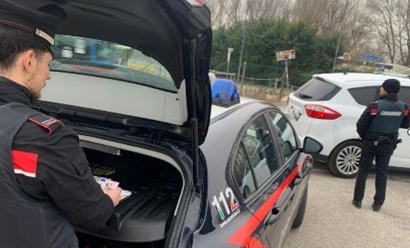 Alla guida con documenti falsi e senza patente, arrestato a Lido Scacchi