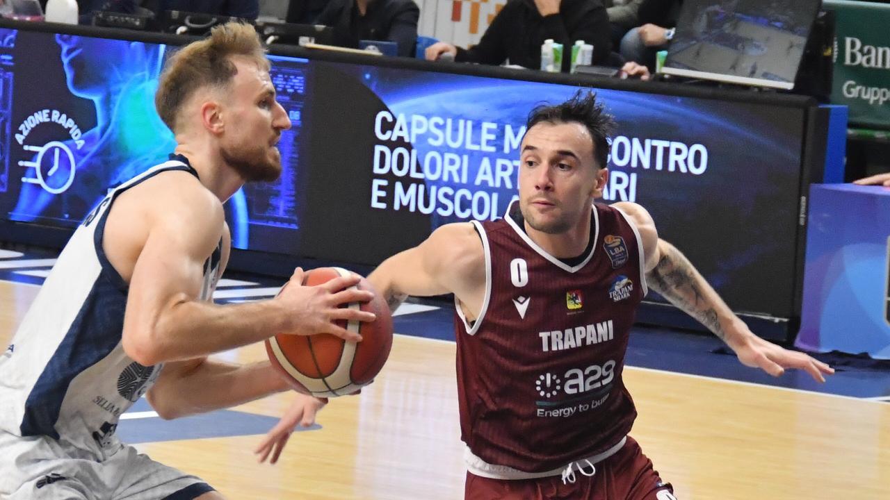 
	<strong>Alessandro Cappelletti </strong>(Trapani) a destra contro <strong>Laurynas Beliauskas</strong> della Dinamo

