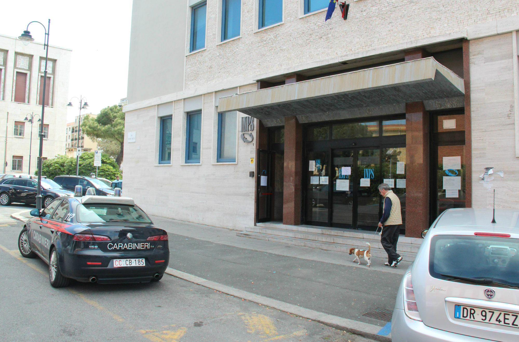 Carabinieri davanti alla sede dell'Inps (foto d'archivio)