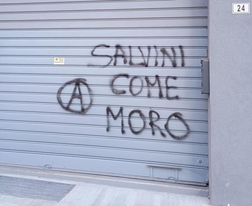 
	La scritta sulla saracinesca della sede della Lega Modena

