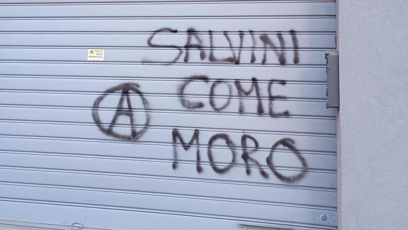 La scritta sulla saracinesca della sede della Lega Modena